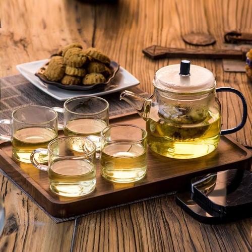 Designing Pitchers: - For Concentrated Aroma, Colour Appreciation And An Antidripping Effect